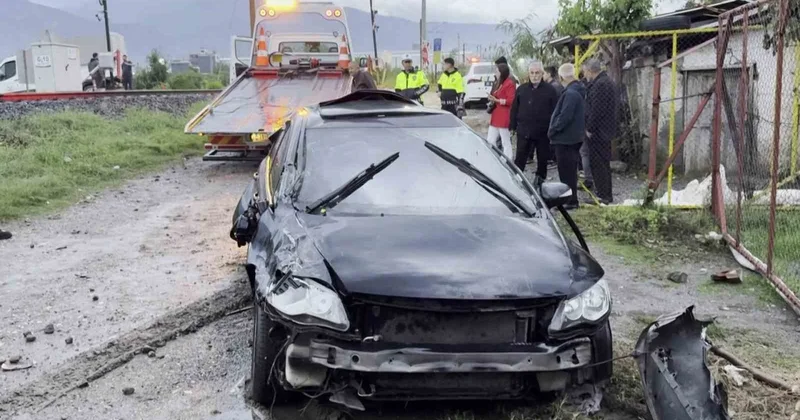 Dörtyol da hemzemin geçit kazası: Trenin sürüklediği otomobildeki anne hayatını kaybetti