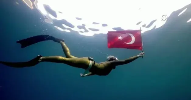 Milli dalışçı Şahika Ercümen, Cumhuriyet Bayramı nı su altında Türk bayrağıyla kutladı