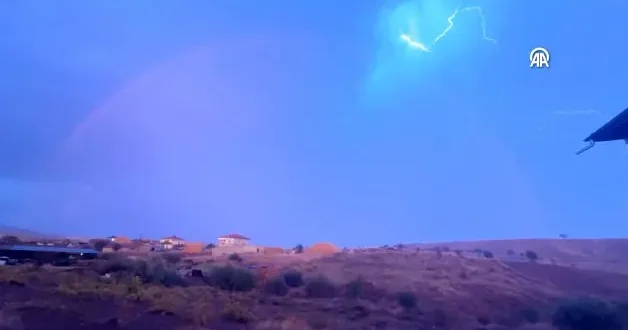 Nevşehir de gökkuşağı ve yıldırım aynı karede