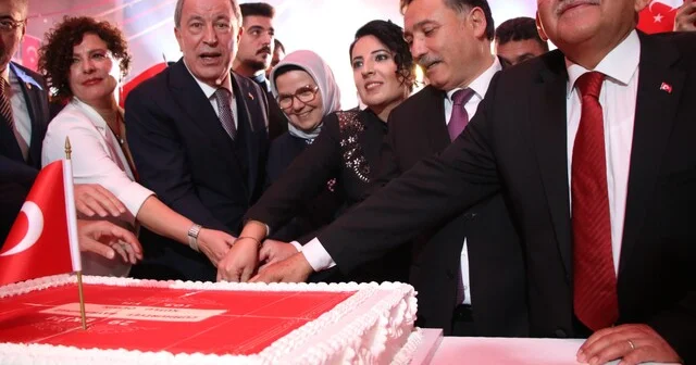 Vali Gökmen Çiçek: Tarihi mücadelelerle, zaferlerle şekillenmiş köklü bir milletin evlatlarıyız Kayseri de 29 Ekim Cumhuriyet Bayramı düzenlenen resepsiyonla kutlandı Kayseri Haber Habertürk Yerel Haberler