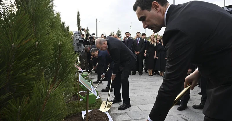 TDT Zirvesi ne katılan liderler, Türk Devletleri Medeniyet Parkı nda fidan dikti