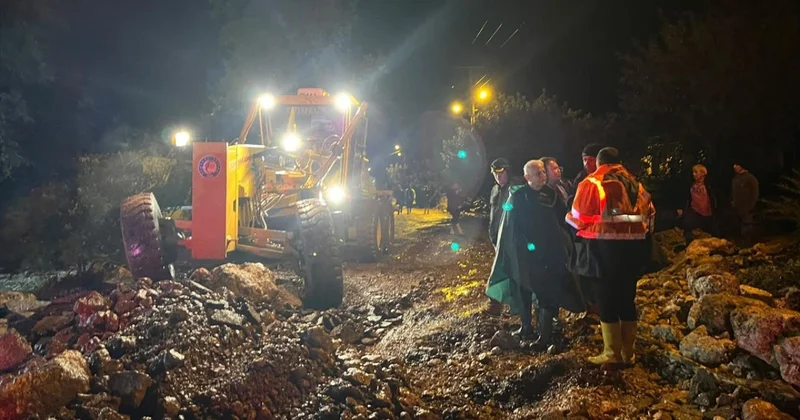 Antalya da sağanak sele neden oldu: Evler, yollar ve seraları su bastı