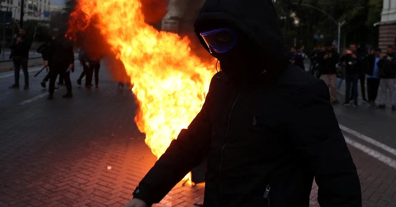 Arnavutluk ta şiddete dönüşen protestolara katılanlara 6 bin dolar para cezası