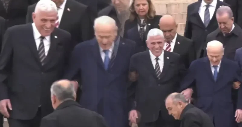 Anıtkabir’de iki lider kol kola: Bahçeli ve Dervişoğlu nun samimi görüntüsü dikkat çekti