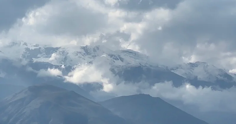 Hakkari de hava soğudu, Yüksekova daki Cilo Dağları nın zirveleri karla beyazladı