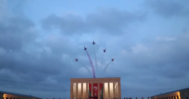 Cumhuriyet Bayramı’nda Türk Yıldızları ndan Anıtkabir’de saygı uçuşu