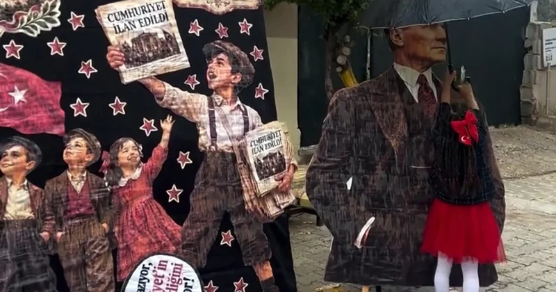 Hatay da Cumhuriyet Bayramı töreninde yağmura yakalanan Atatürk maketini 2. sınıf öğrencisi şemsiyesiyle korudu