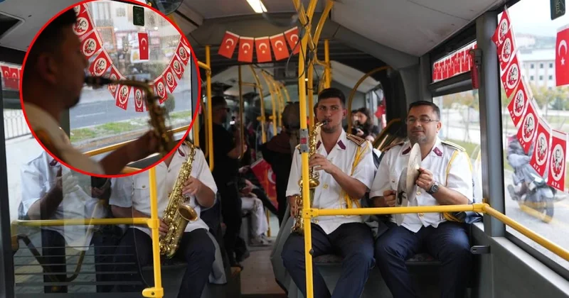 Halk otobüsünde yolcuları şoke eden Cumhuriyet Bayramı kutlaması! Sözcü Gazetesi