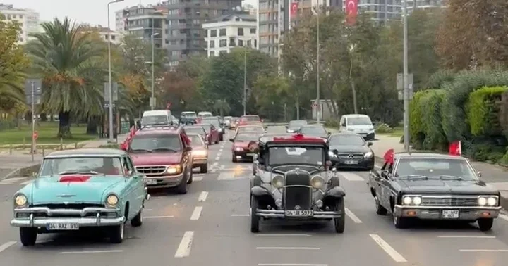 Kadıköy de klasik otomobillerle 29 Ekim Cumhuriyet Bayramı korteji