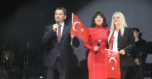 Osmangazi de Cumhuriyet coşkusu Göksel in şarkılarıyla taçlandı Osmangazi Meydanı nda cumhuriyet coşkusu doruğa çıktı Bursa Haberleri Habertürk Yerel Haberler