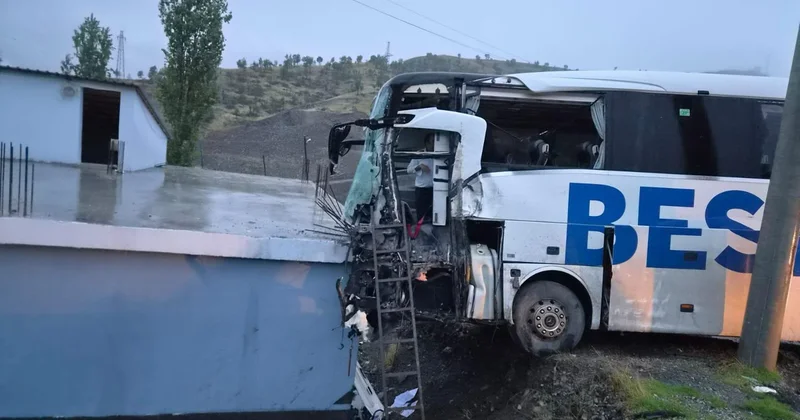 Şırnak Uludere de otobüs TIR la çarpıştı, şoför Sabri Yumak öldü, 15 kişi yaralandı