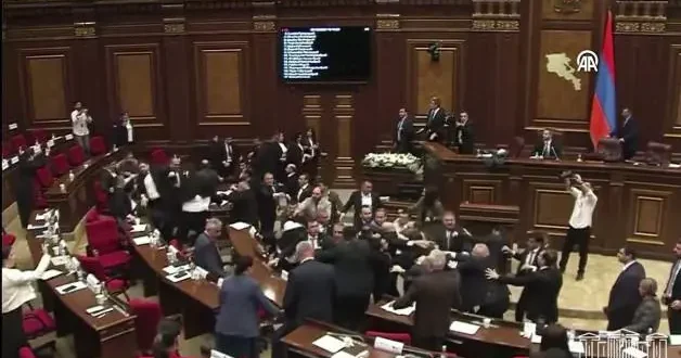 Ermenistan parlamentosu karıştı: Yumrukların havada uçuştuğu anlar kamerada!
