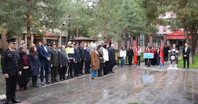 Tercan da Cumhuriyet Bayramı dolayısıyla çelenk sunma töreni düzenlendi Erzincan Haber Habertürk Yerel Haberler