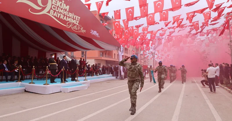 Antakya nın depremde yıkılan Atatürk Caddesi, 3 yıl aradan sonra Cumhuriyet Bayramı nı ağırladı