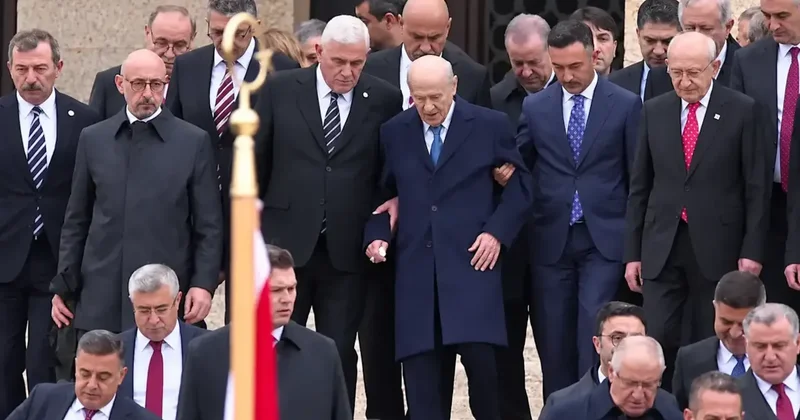 Anıtkabir deki kol kola görüntüye Dervişoğlu nun danışmanından açıklama Sözcü Gazetesi