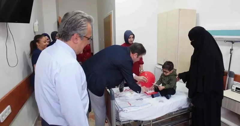 Fırat Üniversitesi Hastanesi’nde minik hastalara 29 Ekim sürprizi
