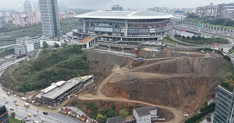 Kağıthane de selde kayan toprak kaldırılıyor