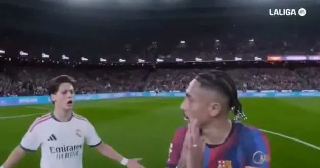 La Liga nın dev derbisinin hakemin saha içi iletişimi gündem oldu