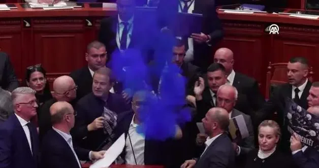 Arnavutluk Meclisi nde arbede! Sis lambası ve meşale yaktılar