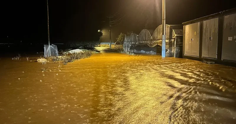 Antalya nın Demre ilçesini şiddetli yağış vurdu! Ev, iş yeri ve seraları su bastı