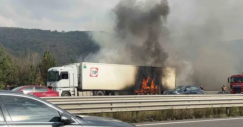 Bolu Dağı tünel çıkışında tır alev alev yandı