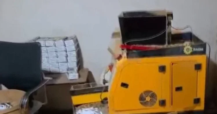 Evi fabrikaya çevirmişler: 120 bin dolu makaron ve tütün fırını ele geçirildi