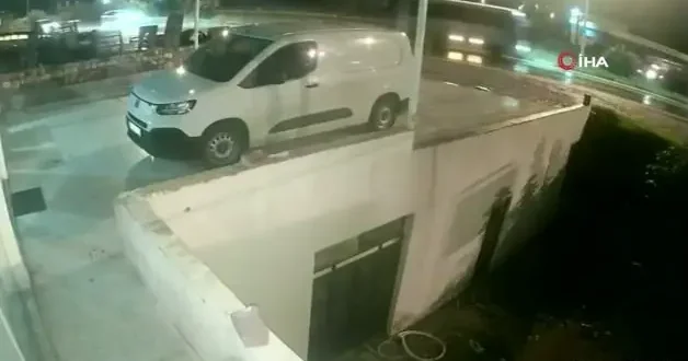 Antalya da süratli kamyon refüjü aştı ortalığı savaş alanına çevirdi