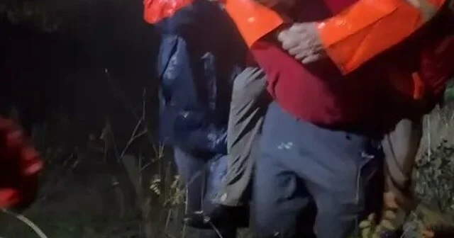 Bursa da kaybolan çift bulundu; ekipler yaşlı adamı sırtında taşıdı Bursa Haberleri Habertürk Yerel Haberler