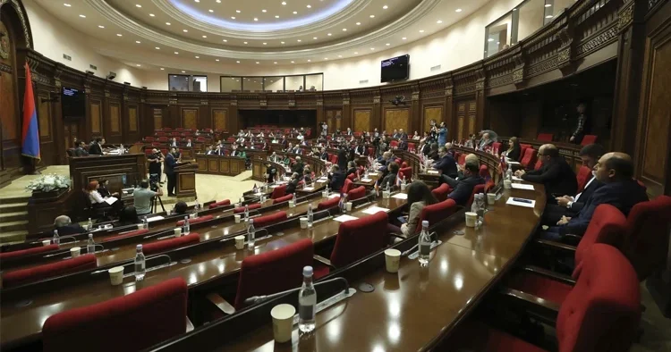 Ermenistan parlamentosunda yumruk yumruğa kavga