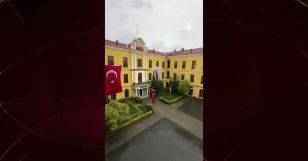 Galatasaray Lisesi nde derbi galibiyeti sonrası çalan özel zil sesi çalındı