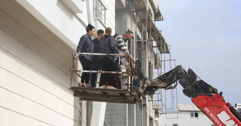 Mut ta mağaza deposunda yangın: Binada mahsur kalan 80 kişi balkonlardan indirildi