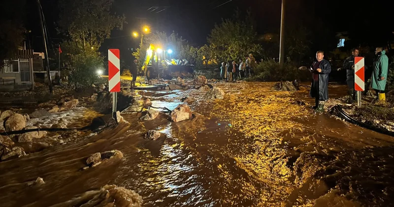 Son dakika: Antalya da şiddetli sağanak esareti! Sel suları molozları yollara taşıdı! Son dakika haberleri