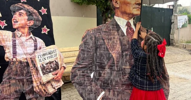 Yağmura aldırış etmeden Atasına şemsiye tutan küçük kızın davranışı yürekleri ısıttı Hatay Haber Habertürk Yerel Haberler