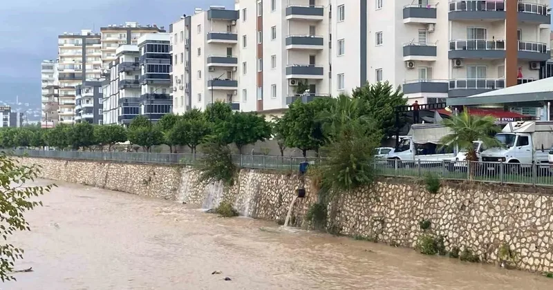 Mersin’de şiddetli yağış etkisini sürdürüyor