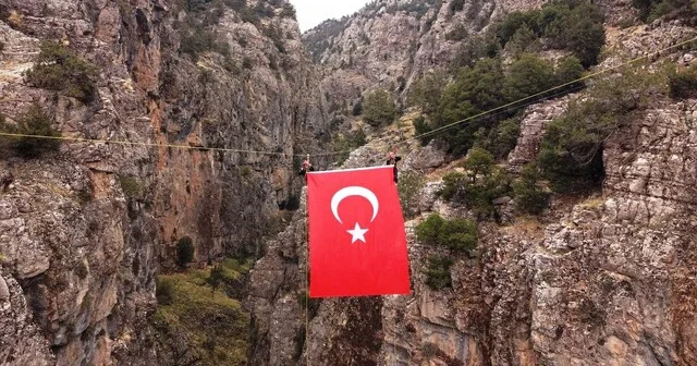 Acıpayam Kanyonunda dev Türk bayrağı dalgalandırıldı Denizli Haberleri Habertürk Yerel Haberler