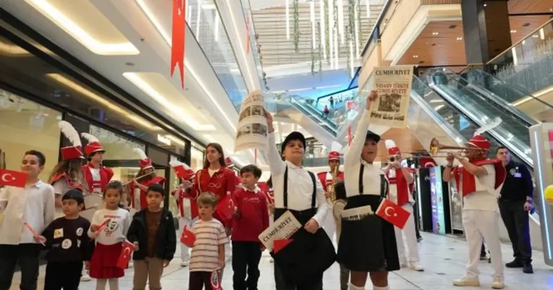 29 Ekim coşkusu: Çocuklar, özel kostümleriyle gazete dağıttı