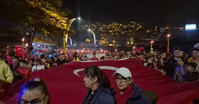 Zonguldak ta yağmur altında coşkulu cumhuriyet yürüyüşü Zonguldak Haber Habertürk Yerel Haberler