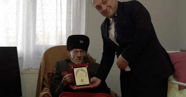 Trabzon da 103 yaşındaki Kore gazisine Cumhuriyet Bayramı ziyareti Trabzon Haber Habertürk Yerel Haberler