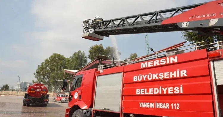Yangında büyük panik: Dairelerdeki onlarca kişi tahliye edildi