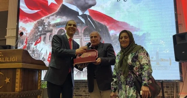 Vali Taşolar, bisikletiyle ve elinde bayrağıyla konvoya katılan Urfullah Çiftçi yi resepsiyonda ağırladı Iğdır Son Dakika Haberleri Habertürk Yerel Haberler