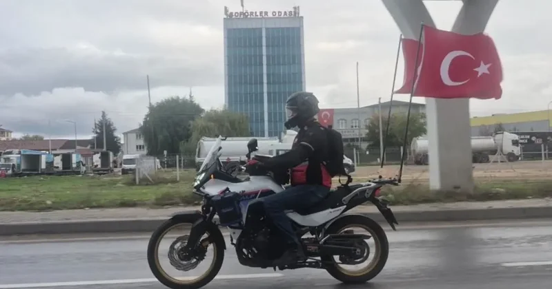 Motosikletinin arkasına astığı Türk bayraklarıyla çevre yolunda ilerledi