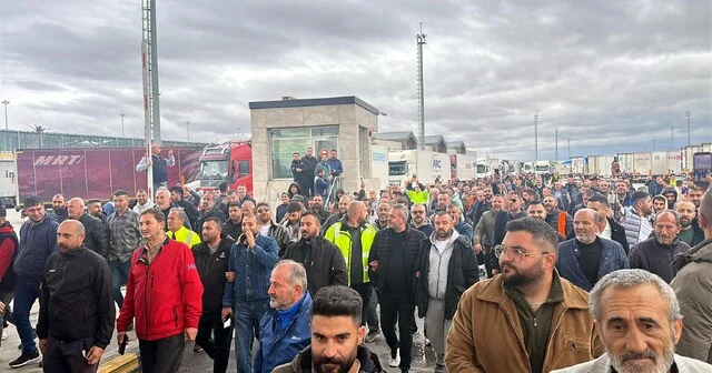 TIR şoförleri, Schengen vizesi sürecinde yaşadıkları sorunları dile getirmek için kontak kapattı Edirne Haberleri Habertürk Yerel Haberler