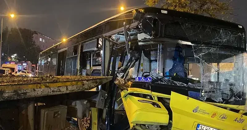 Bağcılar da İETT otobüsü park halindeki çekiciye çarptı