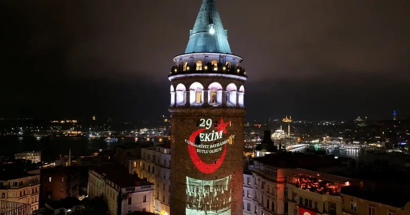 Cumhuriyet in 103 yıllık ışığı Galata Kulesi ni aydınlattı