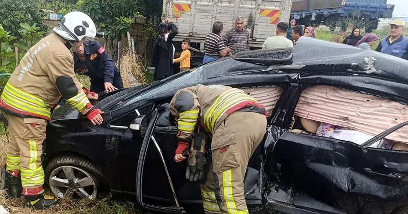 Hatay Dörtyol da yük treni hemzemin geçitte otomobile çarparak 2 kişiyi yaraladı