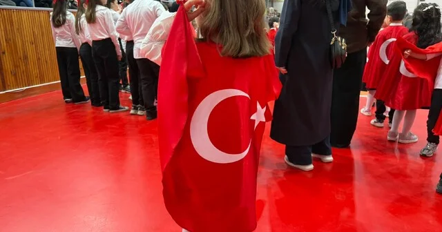 Sivrihisar da 29 Ekim Cumhuriyet Bayramı coşkusu Salonu dolduran çocuklar töreni kırmızı beyaza bürüdü Eskişehir Haber Habertürk Yerel Haberler