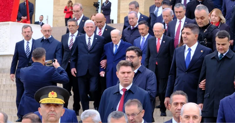 Bahçeli ve Dervişoğlu, Anıtkabir merdivenlerinden kol kola indi Son dakika haberleri