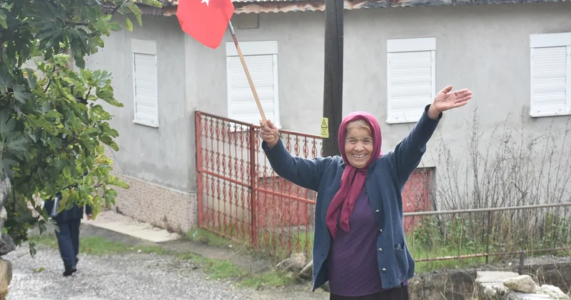 Gündoğmuş ta kapanan köy okulunun önünde 29 Ekim: Çocukken öğrendikleri şiirleri yıllar sonra yeniden okudular