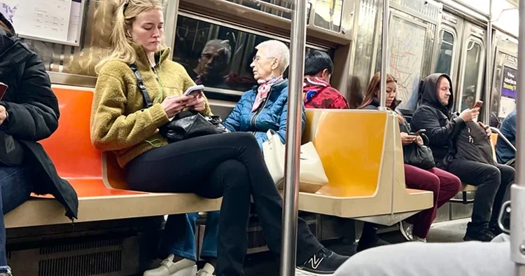 Ani gelen şöhrete pabuç bırakmadı... Genç oyuncu metroda