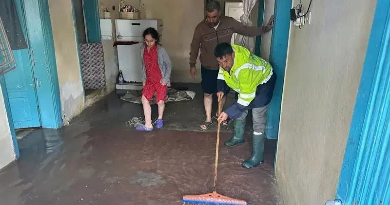 Mersin de sağanak; ev ve iş yerlerini su bastı, yollar göle döndü